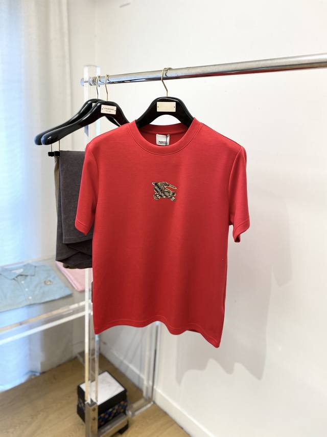 巴宝莉、2025最新款加厚短袖打底，帅气时尚，胸口刺绣装饰图案Logo，简约百搭款。面料棉 不仅挺括，保持潮流的廓形，又穿着舒适，纱织更细腻，码数M-3Xl