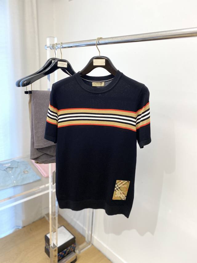 巴宝莉、2025最新款针织短袖T恤，帅气时尚，胸前刺绣织带图案Logo，简约百搭款。面料棉 不仅挺括，保持潮流的廓形，又穿着舒适，纱织更细腻，码数M-3Xl