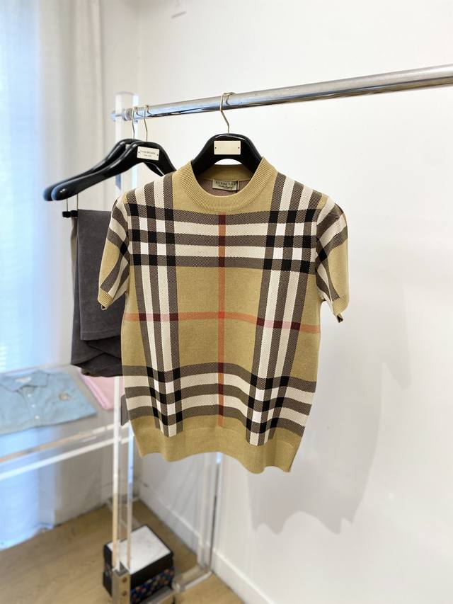 巴宝莉、2025最新款针织短袖T恤，帅气时尚，经典巴宝莉格纹Logo，简约百搭款。面料棉 不仅挺括，保持潮流的廓形，又穿着舒适，纱织更细腻，码数M-3Xl