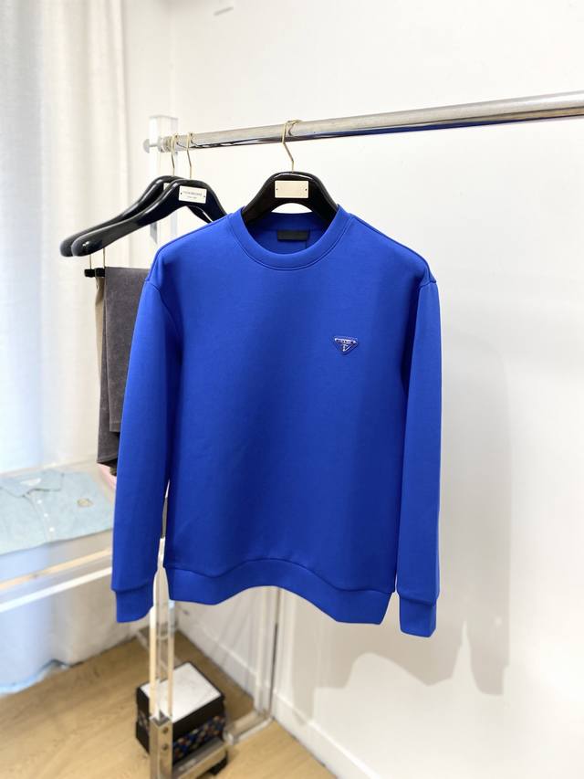 普拉达、2025新品卫衣，帅气时尚，胸前五金装饰三角标Logo，简约百搭款。面料棉 不仅挺括，保持潮流的廓形，又穿着舒适，纱织更细腻，码数S-Xl