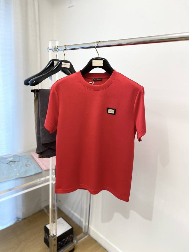 Balmain 巴尔曼、2025最新款加厚短袖打底，帅气时尚，胸前刺绣装饰字母Logo，简约百搭款。面料棉 不仅挺括，保持潮流的廓形，又穿着舒适，纱织更细腻，码