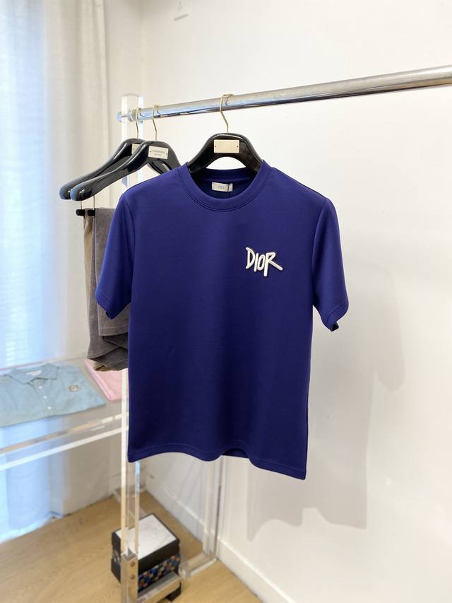 迪奥、2025最新款加厚短袖打底，帅气时尚，胸前精致刺绣字母Logo，简约百搭款。面料棉 不仅挺括，保持潮流的廓形，又穿着舒适，纱织更细腻，码数M-3Xl