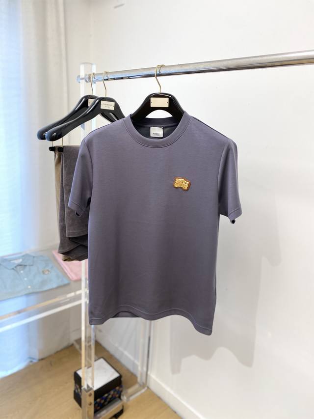 巴宝莉、2025最新款加厚短袖打底，帅气时尚，胸前刺绣装饰图案Logo，简约百搭款。面料棉 不仅挺括，保持潮流的廓形，又穿着舒适，纱织更细腻，码数M-3Xl