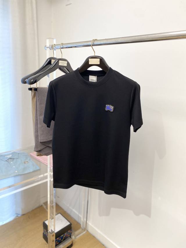 巴宝莉、2025最新款加厚短袖打底，帅气时尚，胸前刺绣装饰图案Logo，简约百搭款。面料棉 不仅挺括，保持潮流的廓形，又穿着舒适，纱织更细腻，码数M-3Xl