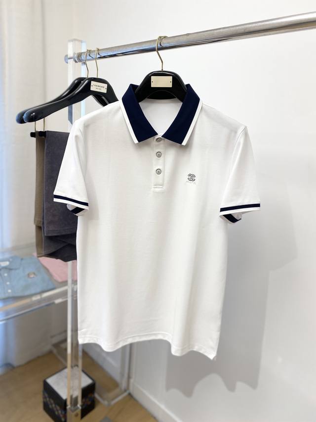 香奈儿、2025最新款短袖T恤，帅气时尚，胸前精致刺绣字母Logo，简约百搭款。面料棉 不仅挺括，保持潮流的廓形，又穿着舒适，纱织更细腻，码数M-3Xl