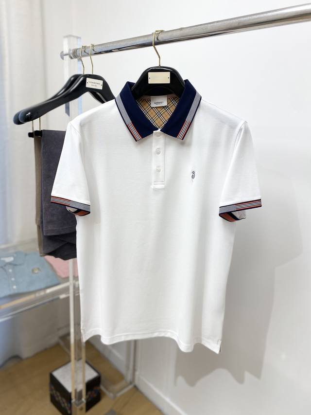 巴宝莉、2025最新款短袖T恤，帅气时尚，胸前精致刺绣字母Logo，简约百搭款。面料棉 不仅挺括，保持潮流的廓形，又穿着舒适，纱织更细腻，码数M-3Xl