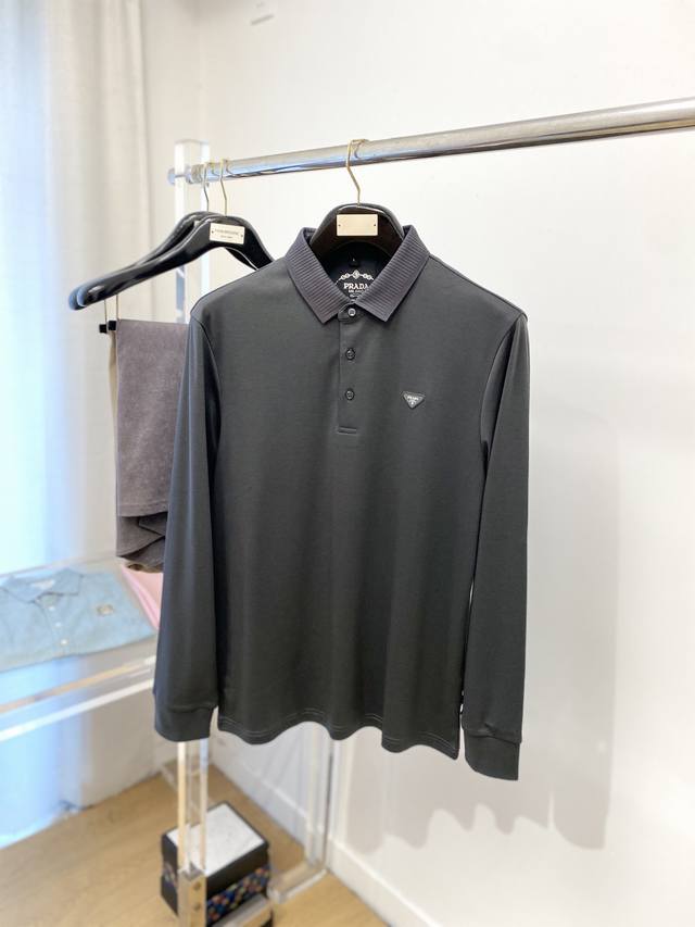 普拉达、2025新品长袖卫衣，帅气时尚，胸前设计凹凸装饰字母Logo，简约百搭款。面料棉 不仅挺括，保持潮流的廓形，又穿着舒适，纱织更细腻，码数M-4Xl