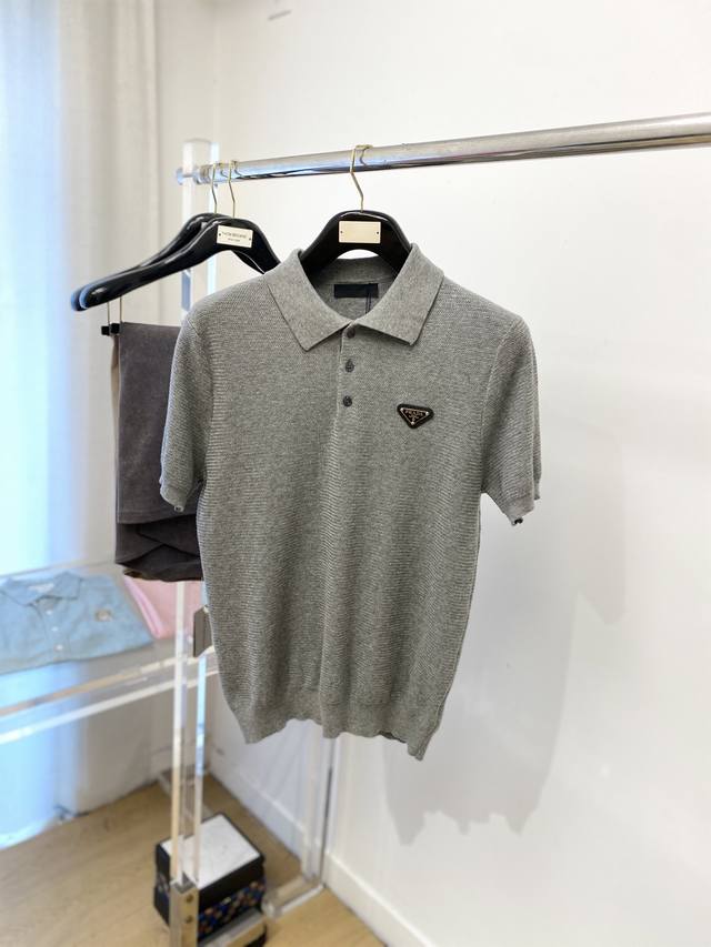 普拉达、2025最新款针织短袖T恤，帅气时尚，胸前五金装饰三角标Logo，简约百搭款。面料棉 不仅挺括，保持潮流的廓形，又穿着舒适，纱织更细腻，码数M-3Xl