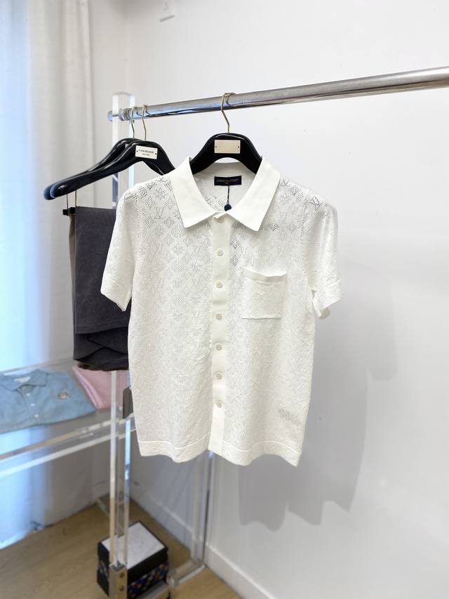 路易威登、2025最新款针织衬衫T恤，帅气时尚，顶级数码定位定织字母Logo，简约百搭款。面料棉 不仅挺括，保持潮流的廓形，又穿着舒适，纱织更细腻，码数M-3X