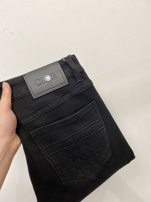迪奥、 2025最新品，专柜同步有售，原单狠货，水洗休闲牛仔裤，进口原版水洗弹力面料，舒适有弹性，原版五金辅料装饰Logo，版型超正，档次极高，专柜品质，上身时