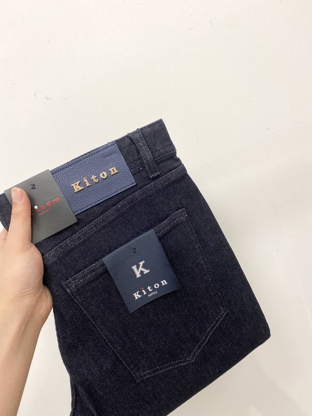 Kiton、 2025最新品，专柜同步有售，原单狠货，水洗休闲牛仔裤，进口原版水洗弹力面料，舒适有弹性，原版五金辅料装饰Logo，版型超正，档次极高，专柜品质，