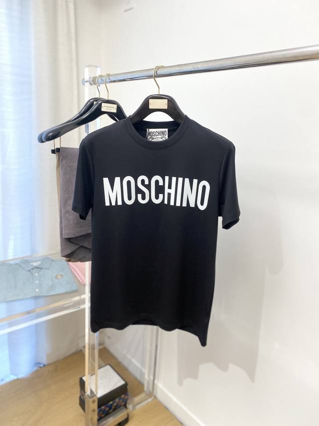 莫斯奇诺、2025最新款短袖T恤，帅气时尚，胸前顶级印胶字母Logo，简约百搭款。面料棉 不仅挺括，保持潮流的廓形，又穿着舒适，纱织更细腻，码数 M-3Xl