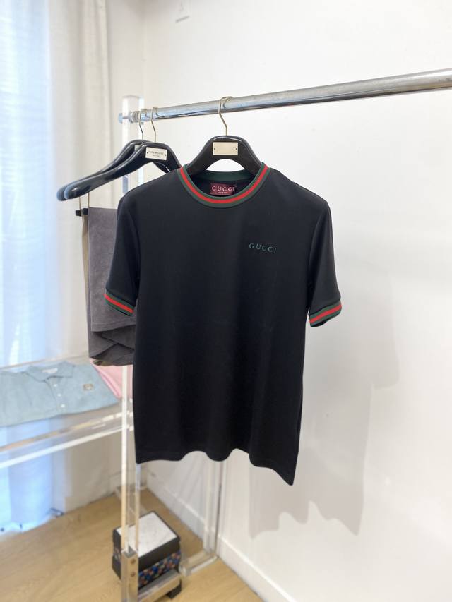 古奇、2025新品短袖T恤，帅气时尚，胸前精致刺绣字母Logo，简约百搭款。面料棉 不仅挺括，保持潮流的廓形，又穿着舒适，纱织更细腻，码数M-3Xl