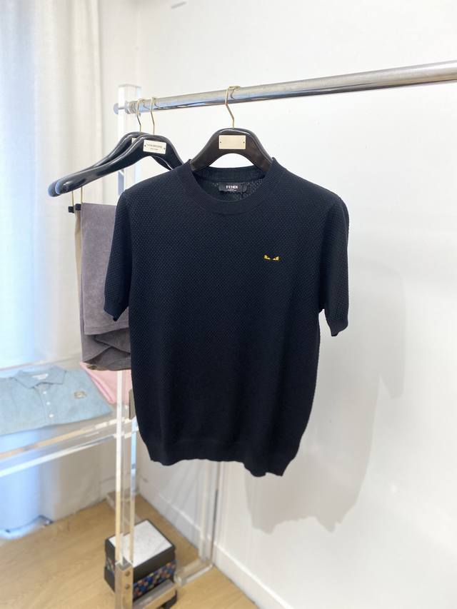 芬迪、2025最新款针织短袖T恤，帅气时尚，胸前精致刺绣图案Logo，简约百搭款。面料棉 不仅挺括，保持潮流的廓形，又穿着舒适，纱织更细腻，码数M-3Xl