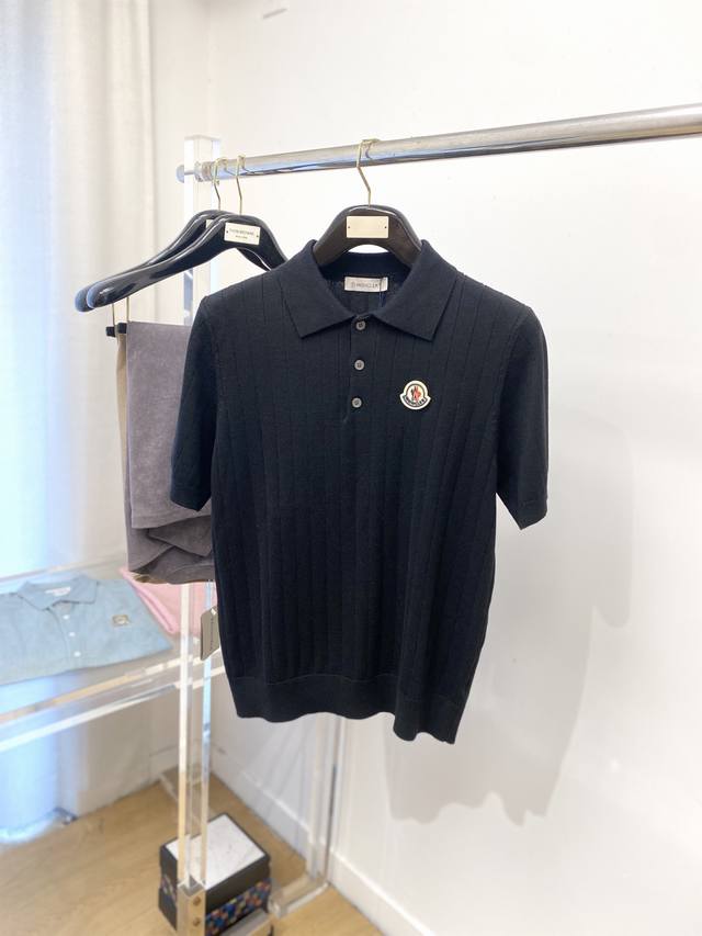 蒙口、2025最新款针织短袖T恤，帅气时尚，胸前刺绣装饰图案Logo，简约百搭款。面料棉 不仅挺括，保持潮流的廓形，又穿着舒适，纱织更细腻，码数M-3Xl