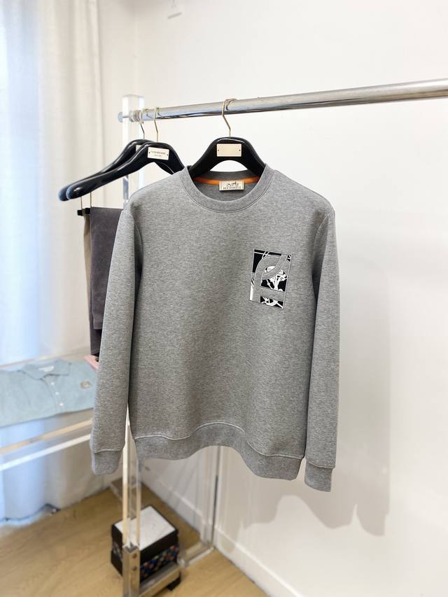 爱马仕、2025新品卫衣，帅气时尚，简约百搭款。胸前精致刺绣装饰图案Logo，面料棉 不仅挺括，保持潮流的廓形，又穿着舒适，纱织更细腻，码数M-3Xl