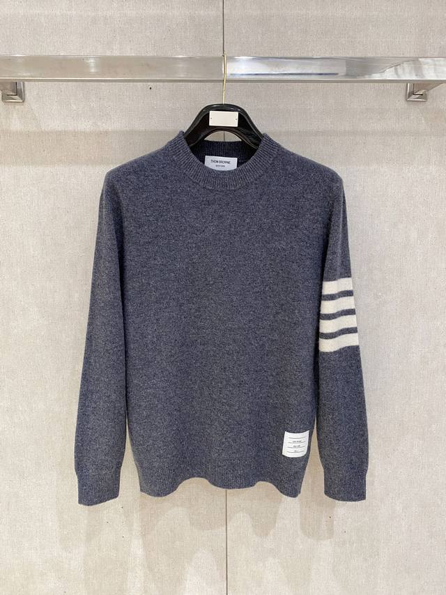 秋冬新品 贸易公司渠道稀出，领先官网发售！基础款纯色针织衫单穿叠穿的好选择，修身显瘦的合身版型款式简约，螺纹圆领设计提气且优化肩颈比例，常规肩型精密走线人工套缝