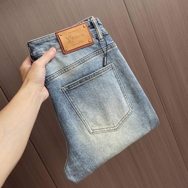 Lv路易威登 25Ss秋冬 新款 男士小直筒原单 牛仔裤 秋冬新款超柔软，弹力面料，复杂的手工艺叠加，任何一个洗水环节多停留几秒都会变成完全不一样的颜色效果，所