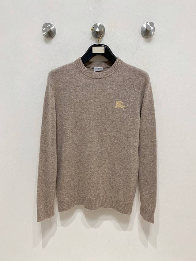 巴宝莉 2025Ss秋冬新品时尚休闲打底单穿圆领商务休闲基础高档精纺100%纯羊毛毛衣 舒适保暖！抗起球不刺激皮肤，可贴身穿，奢华经典元素设计！没有过多复杂的工