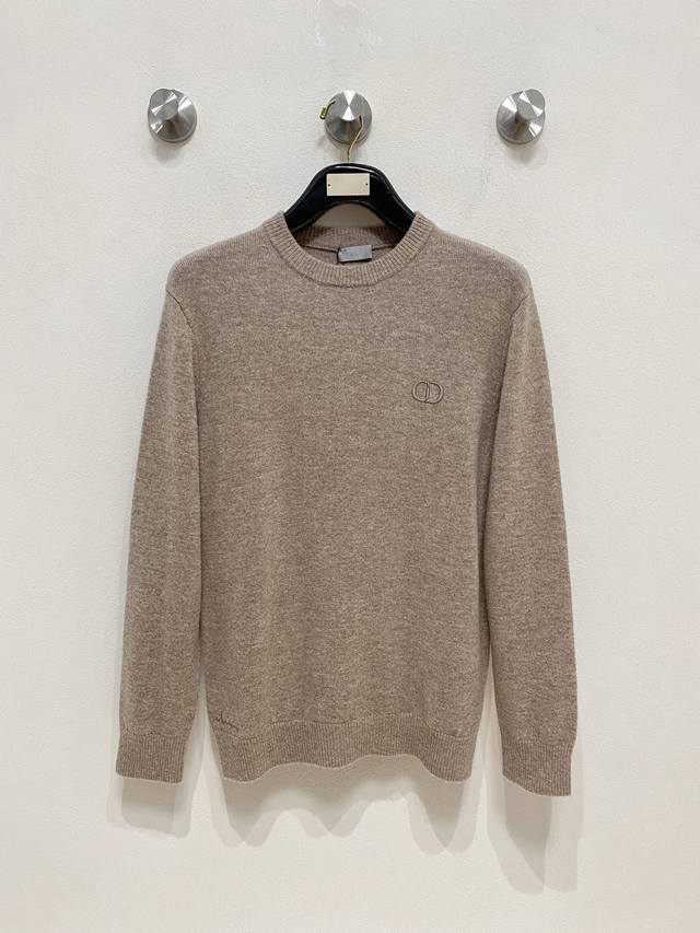 迪奥 2025Ss秋冬新品时尚休闲打底单穿圆领商务休闲基础高档精纺100%纯羊毛毛衣 舒适保暖！抗起球不刺激皮肤，可贴身穿，奢华经典元素设计！没有过多复杂的工艺