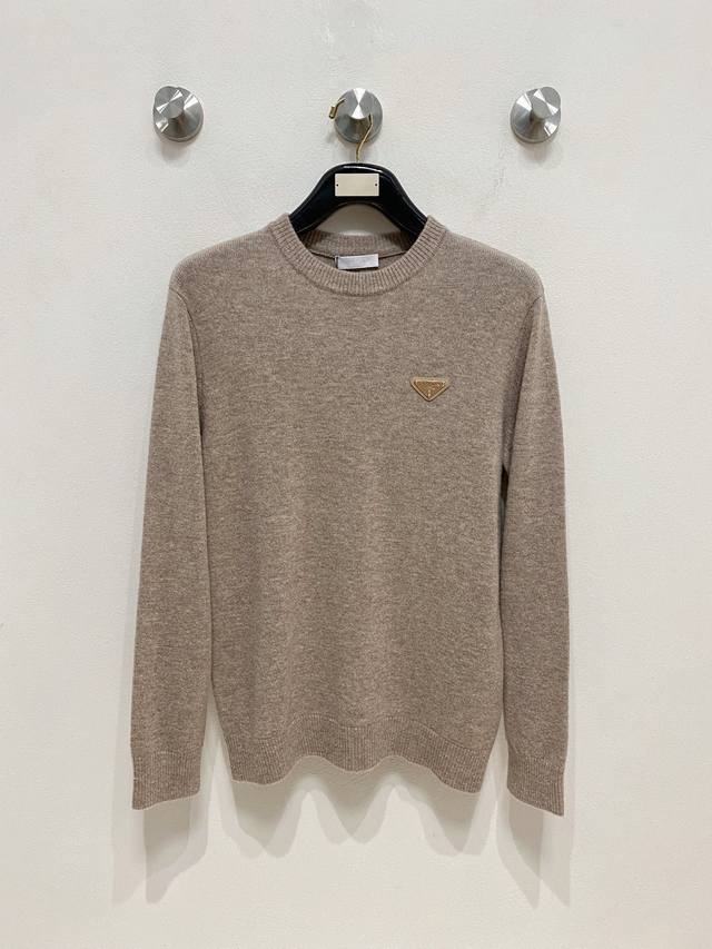 普拉达 2025Ss秋冬新品时尚休闲打底单穿圆领商务休闲基础高档精纺100%纯羊毛毛衣 舒适保暖！抗起球不刺激皮肤，可贴身穿，奢华经典元素设计！没有过多复杂的工