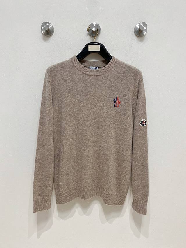 蒙口 2025Ss秋冬新品时尚休闲打底单穿圆领商务休闲基础高档精纺100%纯羊毛毛衣 舒适保暖！抗起球不刺激皮肤，可贴身穿，奢华经典元素设计！没有过多复杂的工艺