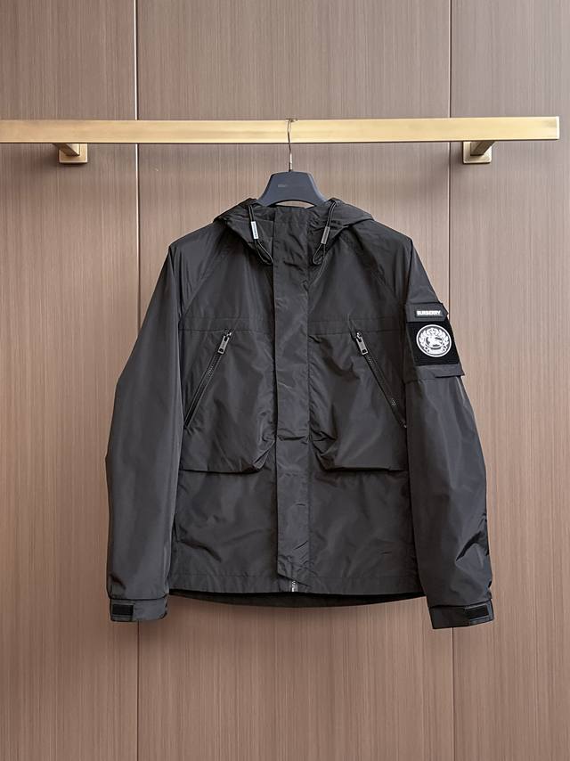 巴宝莉 2025早秋男士高端时装款连帽户外夹克外套，官方专柜主推展示，香港洋行渠道，户外必选单品，独家出售。 在极简的基础上洐生出非凡的创意，用巧妙的设计手法进