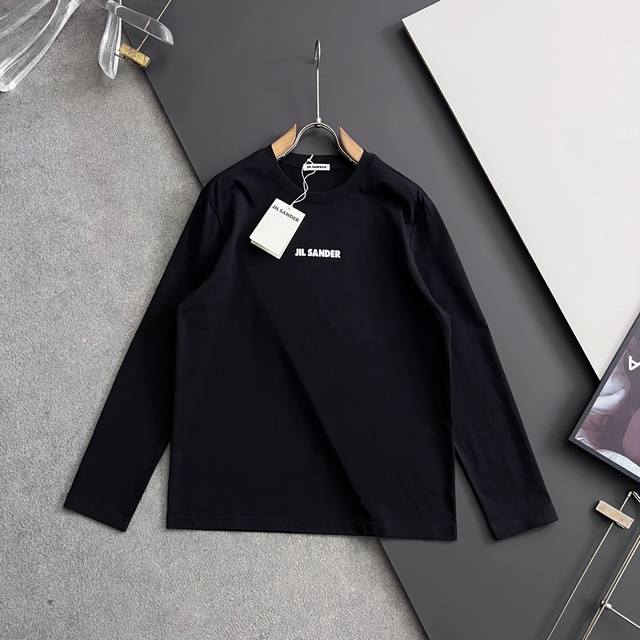 Jil Sander*，2025秋冬长T打底，时尚休闲圆领长袖T恤，极简风字母图案Logo，高定纯棉面料270克，简约时尚，上身舒适百搭，三标齐全，2色推荐，码