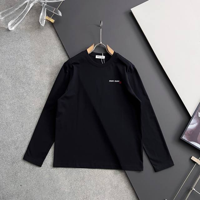 Miumiu*，2025秋冬长T打底，时尚休闲圆领长袖T恤，极简风字母图案Logo，高定纯棉面料270克，简约时尚，上身舒适百搭，三标齐全，2色推荐，码数：S-