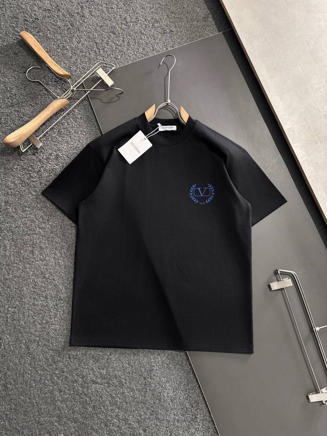 Vatn 2025Ss春夏最新款圆领时尚短袖T恤，官网同步，专柜纯棉面料！贴肤舒适，耐看又好穿，经典简约Logo设计，原厂工艺一丝不苟，型男必备单品 码数S-X