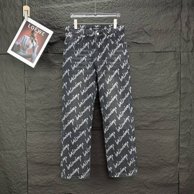 巴黎世家 新款满印字母情侣款水洗牛仔裤 高版本高版本 顶级天花板品质 不同水洗质感的款式，对腿细腿粗人士十分友好，直筒的版型十分修饰腿型 永不过时的适中长度，搭