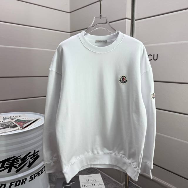 蒙口 Moncle *2025秋冬新款圆领套头卫衣 经典贴绣徽章字母Logo 官方同步 高品质 时尚个性 百搭潮流 纯原品质 男女同款 吊牌 领标 水洗麦 三标