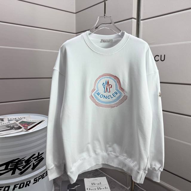 蒙口 Moncle *2025秋冬新款圆领套头卫衣 刺绣工艺经典贴绣徽章字母Logo 官方同步 高品质 时尚个性 百搭潮流 纯原品质 男女同款 吊牌 领标 水洗