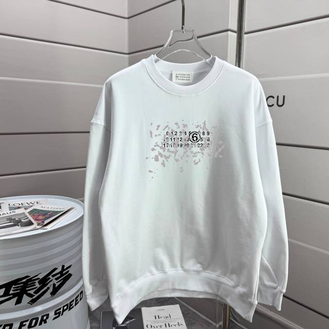 Mm6 马吉*拉2025早秋冬季新款 Mm6字母数字经典印花工艺 长袖圆领卫衣 定制毛圈面料 男女同款. 颜色：白色 黑色 尺码：Xs S M L