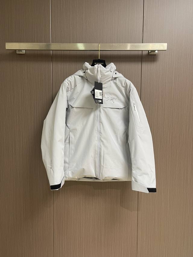 Arcteryx 始祖鸟硬壳连帽防风羽绒服连帽外套，采用定制五金辅料，立体刺绣Logo，最新科技面料，防风挡雨。 台州现货直发全压胶，整衣全部贴带接缝，防风雨更