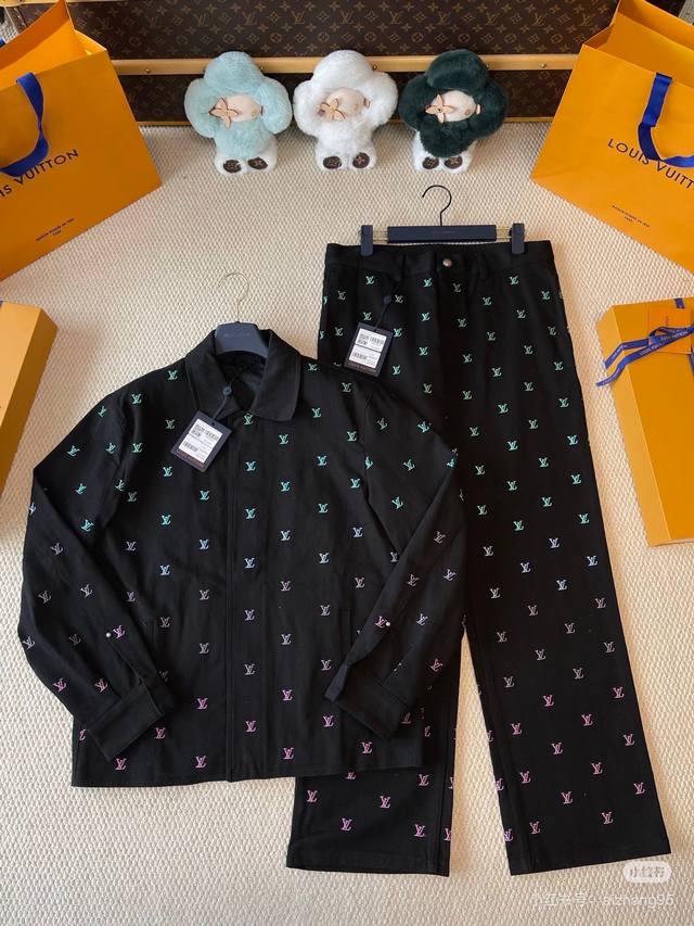 外套 ，裤350 驴牌*2025Fw 秋冬新款直筒牛仔休闲长裤！黑色水洗丹宁牛仔面料再以全幅 Lv Blason 刺绣彩色渐变效果全幅标识！后腰处黑色绒面标签！