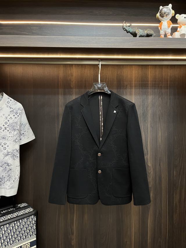 主推 Lv 2025Ss秋季新款发布驴牌西装夹克外套，秋季爆款羊毛针织外套外套，穿上就是舒适自在又显瘦的存在，慵懒而随性，结合干净简单的色系就特别耐看，适合日常