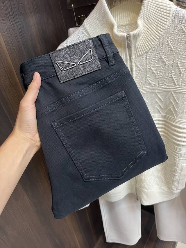 主推 Fendi 独家专供新款芬迪潮男时尚休闲裤，高端欧版原单牛仔裤子，潮流时尚休闲裤子 透气舒适度高，细节无可挑剔，品牌元素设计理念，体现高品质。呈现休闲裁剪