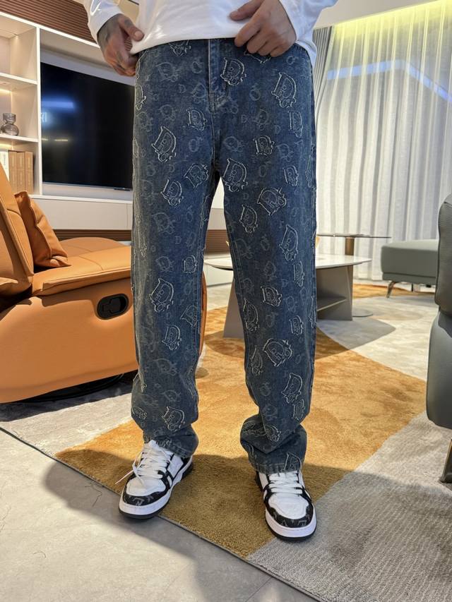 主推 迪奥 2025秋冬新品，原单牛仔裤 原版重工打造，品牌经典Logo设计，三标齐全！原版五金辅料。专柜定制牛仔面料，完全对版专柜，欢迎专柜试穿后再购买，好货