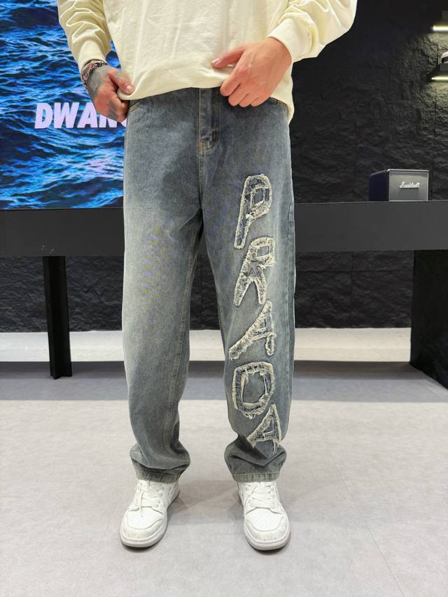 主推 普拉达 2025秋冬新品，原单牛仔裤 原版重工打造，品牌经典Logo设计，三标齐全！原版五金辅料。专柜定制牛仔面料，完全对版专柜，欢迎专柜试穿后再购买，好