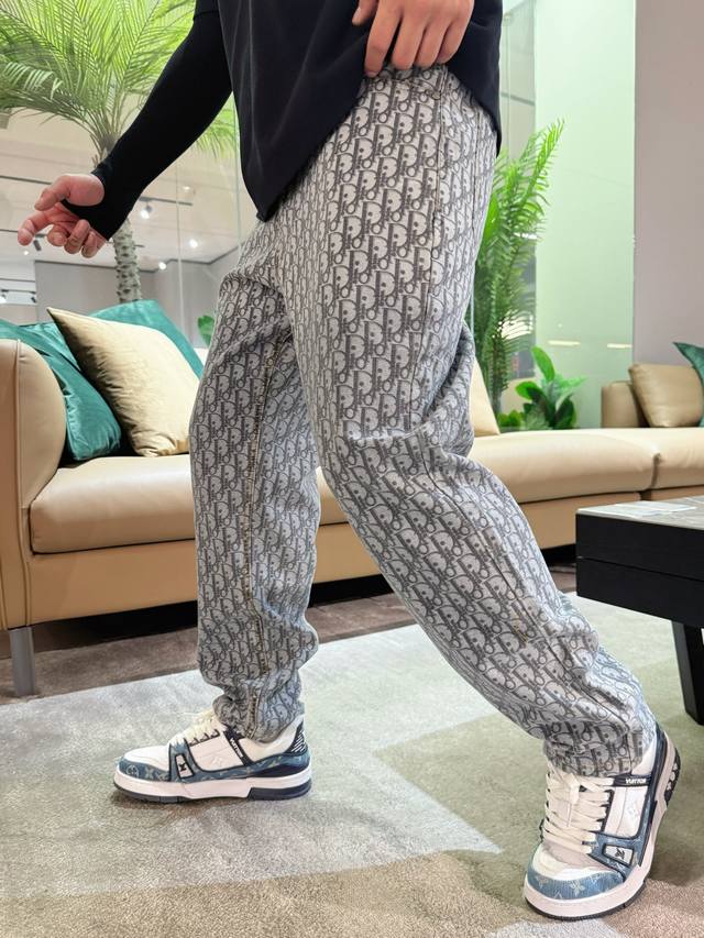 主推 迪奥 2025新品，原单牛仔裤 原版重工打造，品牌经典Logo设计，三标齐全！原版五金辅料。专柜定制牛仔面料，完全对版专柜，欢迎专柜试穿后再购买，好货不怕