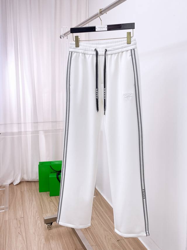 主推 普拉达 顶级货品 2025秋冬新款休闲裤！官网同步发售。品牌经典Logo休闲裤 ，定制面料，舒适度极好，手触感强烈。辨识度极高，完美品相工艺。 尺码：M-