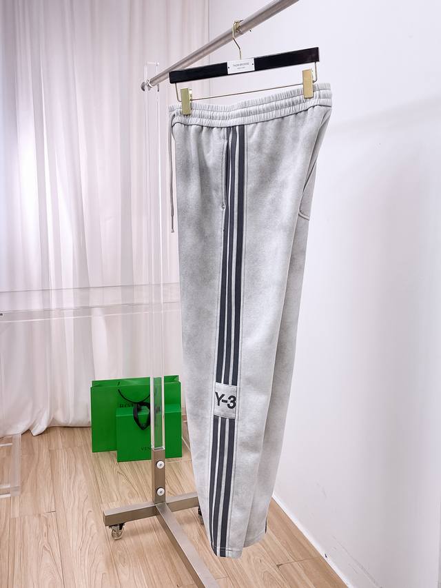 主推 Y-3 顶级货品 2025秋冬新款休闲裤！官网同步发售。品牌经典Logo休闲裤 ，定制面料，舒适度极好，手触感强烈。辨识度极高，完美品相工艺。 尺码：M-