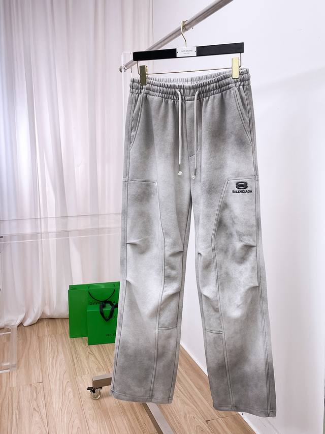 主推 巴黎世家 顶级货品 2025秋冬新款休闲裤！官网同步发售。品牌经典Logo休闲裤 ，定制面料，舒适度极好，手触感强烈。辨识度极高，完美品相工艺。 尺码：M