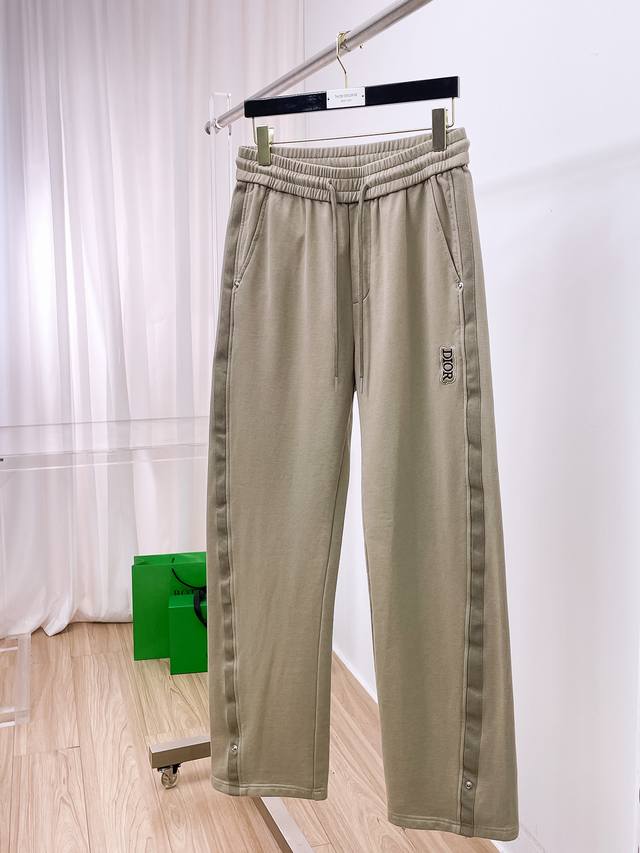 主推 迪奥 顶级货品 2025秋冬新款休闲裤！官网同步发售。品牌经典Logo休闲裤 ，定制面料，舒适度极好，手触感强烈。辨识度极高，完美品相工艺。 尺码：M-3