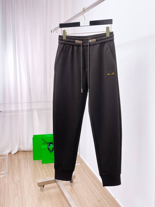 主推 芬迪 顶级货品 2025秋冬新款休闲裤！官网同步发售。品牌经典Logo休闲裤 ，定制面料，舒适度极好，手触感强烈。辨识度极高，完美品相工艺。 尺码：M-3