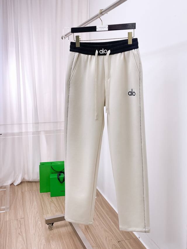 主推 Alo 顶级货品 2025秋冬新款休闲裤！官网同步发售。品牌经典Logo休闲裤 ，定制面料，舒适度极好，手触感强烈。辨识度极高，完美品相工艺。 尺码：M-