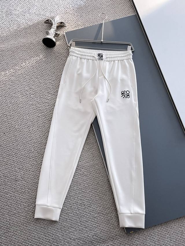 主推 罗意威 顶级货品 2025春夏新款休闲裤！官网同步发售。品牌经典Logo休闲裤 ，定制面料，舒适度极好，手触感强烈。辨识度极高，完美品相工艺。 尺码：M-