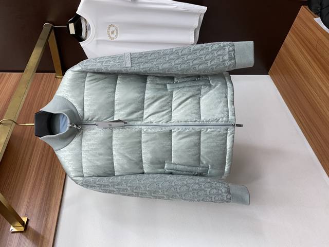 主推 迪奥 秋冬新款拼接羽绒服原版1:1订制五金配件全进口原版定制 欢迎专柜对比 绝对的高品质 采用顶级90白鸭绒 超柔软 充羽量蓬松饱满 超级重工 面料做工杠