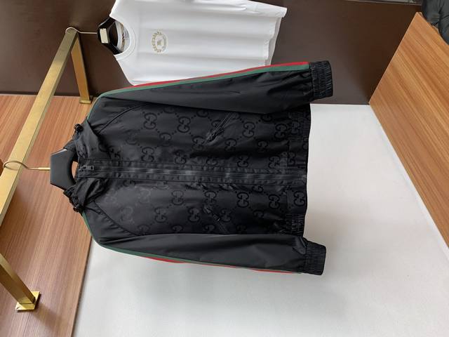 主推 古奇 2025年秋冬新款 官网 高端原厂代工出品， 官方经典王牌单品！最新夹克外套 多明星穿搭示范款！！ 新一季男装充满现代感与科技感，将时装美学与户外元